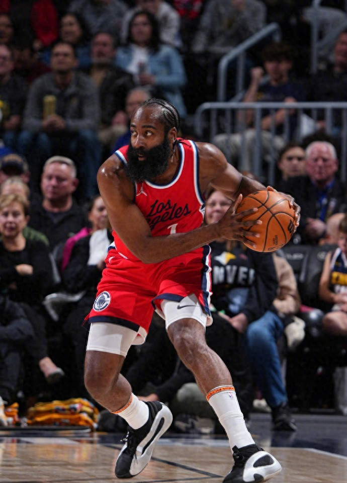 包含NBA季后赛集结日再迎强敌，瓦伦西亚状态回暖，主帅态度：赛场秩序良好，身体对抗强度拉满的词条